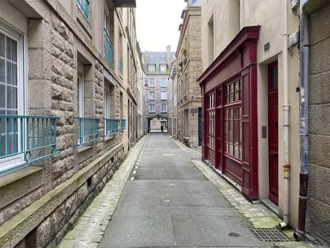 To be discovered at Atout Coeur Immobilier! In St Malo, in a quiet pedestrian street, let's visit together this totally renovated apartment 150 m from the Bon Secours beach and close to all shops and services. Walks on the ramparts, beach, swimming i...
