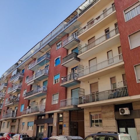 We offer for sale in the Central Europe area, precisely in Via Biscarra near Corso Tazzoli, and Corso Orbassano convenient to all primary services, in a five-storey building from 1968 with a lift, we offer for sale a large apartment with double exhib...
