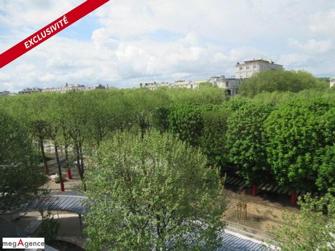 Studio 21 m² with view of the spring parks. VICHY center, bright studio of 21 m² Carrez law with unobstructed view of the Sources parks in 4th floor, alone on the landing and top floor without elevator. Entrance with dressing room, living room with k...