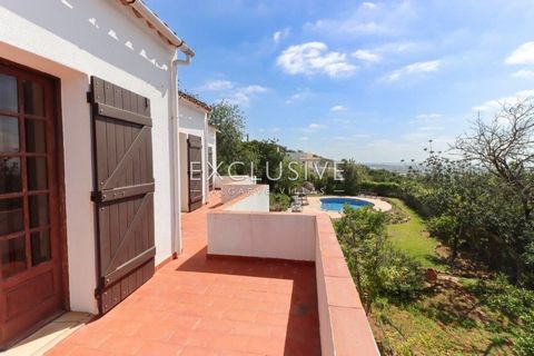 This charming villa with 4 + 1 bedrooms and seaviews, is located in Valados, Santa Barbara de Nexe, and close to the various amenities and facilities nearby including MAR Shopping, and the quaint market town of Loulé. The beautiful golden sandy beach...