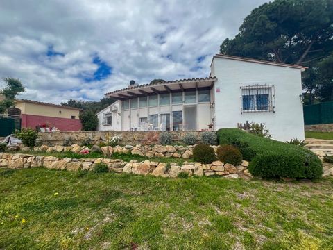 Quality Estates presents this cosy house, with 4 bedrooms and 3 bathrooms, with swimming pool and beautiful garden, just 1.5 km from the beach and all the services of the municipality. The house was built in 1970 and in recent years some good renovat...
