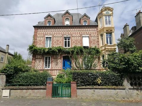 Guy Palussière your independent real estate advisor PROPRIETES-PRIVEES offers you this mansion close to the city center of LA FERTE MACE and 10 minutes from the spa of BAGNOLES DE L'ORNE, in a quiet street. Built on a complete basement, it is made of...