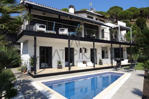 Magnificent contemporary style house for sale with 362m2 of usable space, on a plot of over 1,100m2, featuring a splendid private pool, garden area, porch, and chill-out area. Located in the charming village of Cabrils, on the coast of Maresme, on a ...