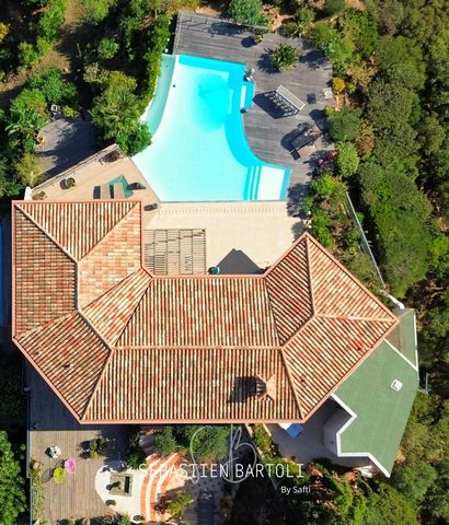 Exceptional family property located on a plot of 3074 square meters, ideally located in a small condominium less than 10 minutes from all amenities and the center of Porto-Vecchio. This magnificent fully air-conditioned T8 villa offers breathtaking v...