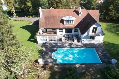 Ref 68102DD: Hautes Pyrénées - Architect house (André POVLOVSKY) Art deco - Swimming pool - SPA An exceptional, light-filled, perfectly maintained home nestled in the heart of a peaceful residential area of Lourdes. Immersed in lush, green surroundin...