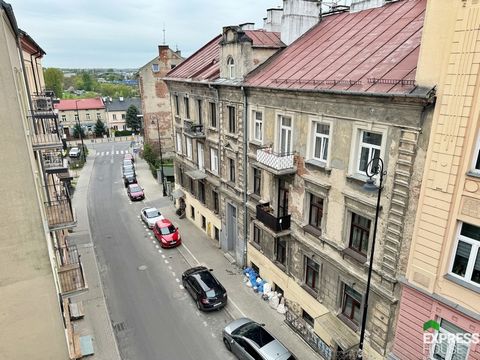 M with investment potential in the city centre A two-room, one-sided apartment with a good layout for sale in the city center at Górna Street. The apartment is located on the high ground floor of a two-storey, historic tenement house with an attic fr...