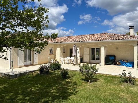 Pleasant villa of 130 m2 on 4266 m2 of landscaped and fenced garden. This very bright house is located 5 minutes by car from all amenities. It offers a functional layout: a spacious living room to accommodate your guests, a large kitchen of 16 m2 equ...