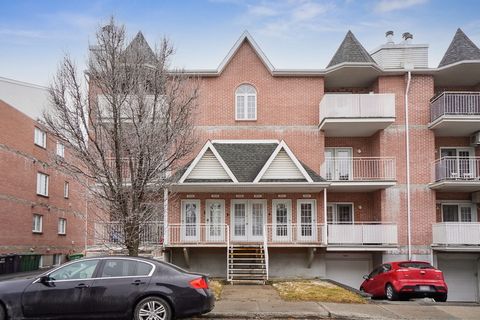 Very light-filled unit, 2 bedrooms, very large open-plan dining room, living room and kitchen with skylight, located on the top floor, front terrace and rear balcony. WITH GARAGE AND DRIVEWAY. Very well-managed condominium. Excellent option for a fir...