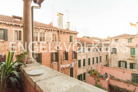 In a charming context, on the first floor of an historical venetian Palazzo, this excellent noble apartment is composed of a large entrance hall, a living room with kitchenette, two double bedrooms, two spacious bathrooms, a pleasant 