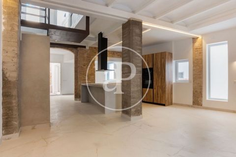 Aproperties presents this charming residence located in the old town of Bétera (Valencia), in a protected pedestrian area and close to the emblematic Alameda. Built in 1900 and undergoing a comprehensive design renovation, this 254 m² property offers...