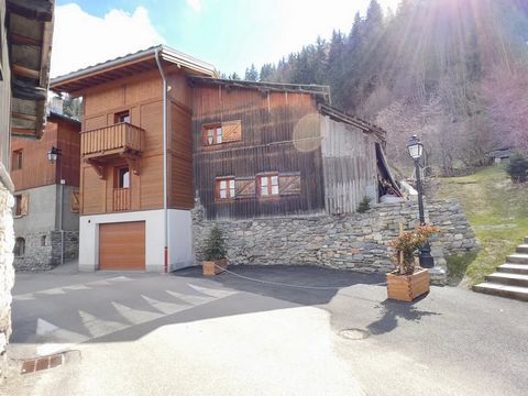 In the hamlet of Freney, this chalet of 140 m2 on 3 levels. Accommodation:- - Ground floor: a living room and a kitchen, - First floor: 3 bedrooms, one bathroom and a balcony, - on the second floor: one bedroom and one bathroom. Mountain view, double...