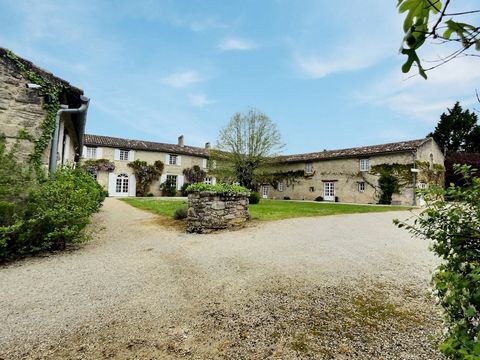 13th century manor: A charming haven in Gironde Are you dreaming of a peaceful retreat, nestled in the beautiful Gironde countryside? Discover our 13th century manor, a true gem of history and elegance. Characteristics of the Manor:  Authenticity: B...
