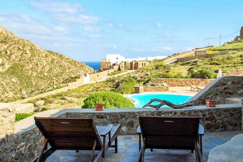 Cette maison de vacances de 100 m², construite en pierre à l’extérieur, impressionne au premier coup d’œil. En partant du port du Pirée, en environ 5 heures, vous serez au port de l’île et de là, en 20 minutes environ, vous atteindrez votre destinati...