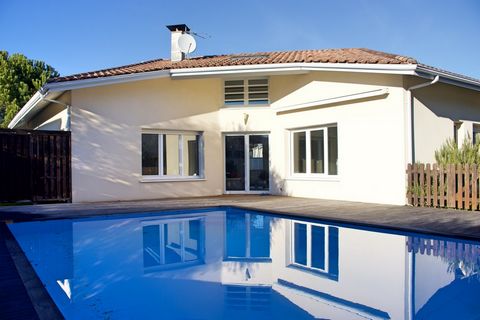 This house is simply beautiful. Built in 2004, it offers you an exceptional family home. Beautiful volumes, light and a swimming pool are to be found here. On the ground floor you will find: Entrance 8m2 - Living room (Living room / Dining room) 45m2...
