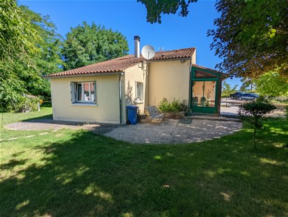 Its particularities make it a rare property for sale, with approximately 169m2 of living space, this property can accommodate a large family and carry out other professional or private projects thanks to its 7 rooms. Built in the 70s, this house bene...