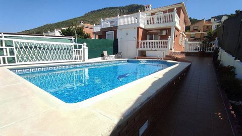 Located in Alhaurín de la Torre. Semi-detached house in Alhaurín de la Torre Bellavista area with garage and private pool. 334m² plot. Outdoor area with ample land space for parties and barbecues, swimming pool and private parking. 174m² built, groun...