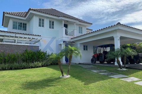 I sell this spectacular house with corner land in Bijao. It has 282 m2 spread over two levels. On the first level it has an entrance lobby, dining room, kitchen, laundry, c / b / e, and a window that leads to a covered terrace from where you can see ...