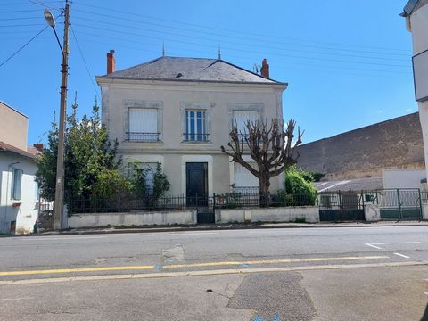 EXCLUSIVITY OF THE AGENCY ACTICE:CUSSET: Near Vichy, city classified as a UNESCO World Heritage Site, in a one-way street: Beautiful mansion very bright of 127 m2, built in 1936 with a lot of character and fully fenced with garden at the back. Garage...