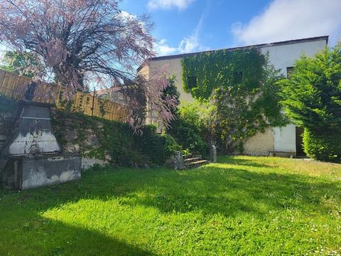 Cabinet Coubertin offers, a few kilometers from Vertaizon (near Billom and Pont-du-Château), very pretty bourgeois house dating from 1815 with an area of 170 m2, on a plot of about 650 m2, quiet. The property includes, on the ground floor: - A large ...