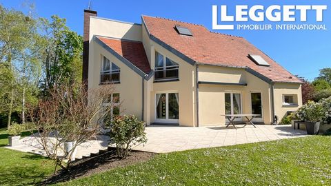 A24120EHO95 - In the picturesque village of Chauvry near Saint-Leu-La-Forêt, this architects house offers the benefits of modern design in a calm village setting just 40 minutes from Paris. The house is in great condition, with a huge double living r...