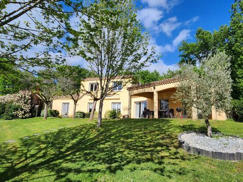 10 minutes from the center of Bergerac, on the heights, discover this house in the middle of its enclosed and wooded land of 4344m2! You have a living area entirely on one level with a living space of 77m2 consisting of a living room with wood stove ...
