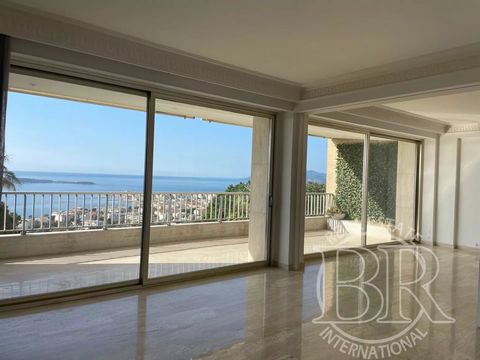 Cannes California breathtaking view! Magnificent sea view from the terrace of this 120 m² apartment on a very high floor in a sought-after residence with a flowering park, swimming pool, concierge and 24-hour caretaker. The apartment consists of an e...