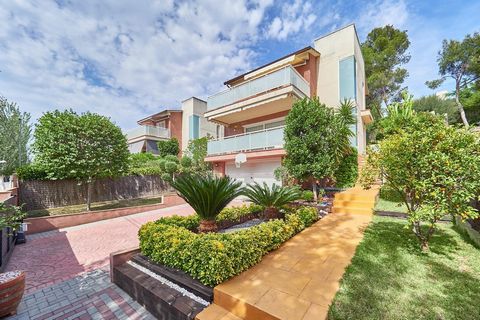 The modern house on the beach is a beautiful and elegant refuge located in a residential community near the sea. This house has a communal pool, which offers residents the opportunity to enjoy a refreshing dip in a calm and relaxing environment. Upon...