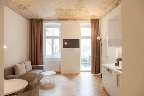 Move in and relax! Spend your time in Vienna in this high-quality renovated, exceptional old building apartment with traditional Viennese charm. The apartment on the ground floor has a separate bedroom facing the courtyard with a comfortable hotel-qu...