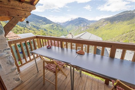 Exceptional renovated barn located in a small village close to Notre Dame Du Pré, handily located for skiing in LA PLAGNE PARADISKI from the link in MONTALBERT. The property currently has 140 m2 of living space comprising: An open plan fully fitted k...