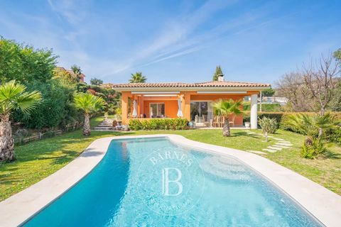 MANDELIEU LA NAPOULE. Ideally located in the Minelle district, within a private and secure domain, on a wooded plot of 1235m², this single-storey villa comprises a living room, a semi-open kitchen, a master suite with full bathroom, two bedrooms, and...