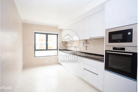 New T2 at Lavradio Excellent 2 bedroom apartment in lavradio in Conselho do Barreiro, it is inserted in a 3rd floor building with elevator being this fraction a 3rd floor. This property, in addition to the wonderful areas, also has two balconies, whe...