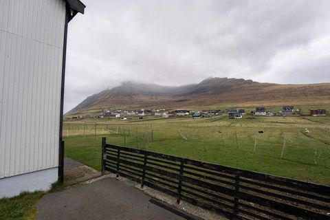 Vergessen Sie den stressigen Alltag in diesem geräumigen und ruhigen Haus im gemütlichen Dorf Viðareiði, wo Sie rundherum wunderschöne und unberührte Natur haben. Dies ist die perfekte Unterkunft für Familien, die einen Aufenthalt im nördlichen Teil ...