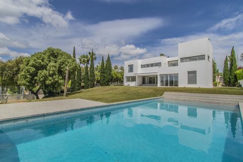 CONTEMPORARY VILLA IN SOTOGRANDE Elegant contemporary style villa, located in the exclusive area of Sotogrande, in a quiet area next to the golf courses just a few minutes drive from the port, the beach and all services. The property is distributed o...