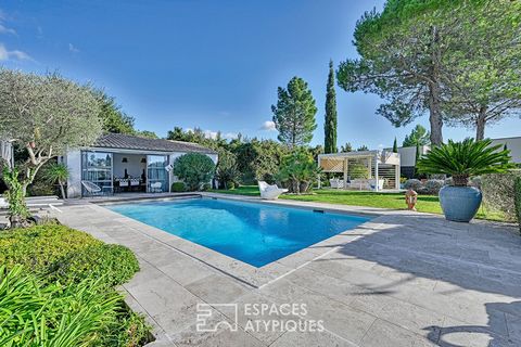 Close to Uzès, a stone's throw from the centre of the village with all shops, this charming renovated house develops about 220 m2 in the heart of a superb garden of nearly 3000 m2. Out of sight, let yourself be carried away by the softness of this pr...