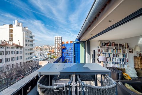 Overlooking the Place aux Huiles, an emblematic Marseille square, this apartment in an exceptional setting is nestled on the top floor of an old building and has a surface area of 77m2 with terrace. With a contemporary style, this living space has be...