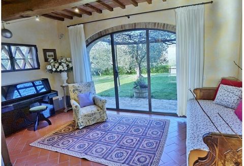 Delightful villa with private garden and shared pool, located in the Tuscan countryside, near Certaldo.