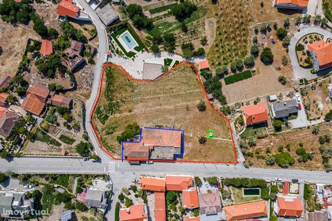 Maison en pierre, située dans la paroisse de Sendim, municipalité de Tabuaço. La villa a une superficie d’implantation de 586 m2 et la parcelle de terrain d’une superficie totale de 4 800 m2. Il se compose d’une zone résidentielle et d’une zone pouva...