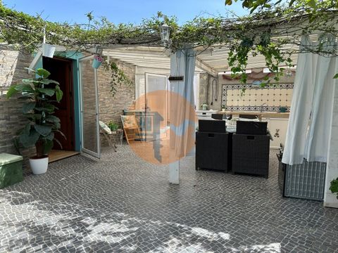 Independent 2 bedroom house located in Luz de Tavira, Livramento, with excellent access! This charming single-storey T2 house decorated with extreme taste consists of an equipped kitchen, with a peninsula, and a generous open-space living room, which...