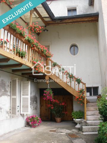 This beautiful apartment of 76 m², located on the docks of Saône in Seurre, on the first floor of a small condominium is made for you. It consists of 2 bedrooms, a large bathroom, an independent kitchen and a bright living room. With its attic and se...