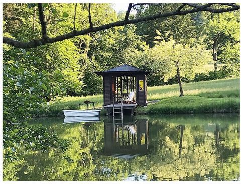 Atelierhaus Bergwiesen : Partie d'une propriété privée située dans le plus bel endroit pittoresque et isolé avec un étang de baignade et une vue sur les montagnes, entourée de prairies fleuries.