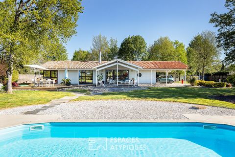 Located at the gates of Montauban in the direction of Toulouse, this architect's house of 180m2 was built on a beautiful plot of 3700m2. This is a rare and atypical property. It was built in 2000. Its design is simple but genuinely effective and ergo...