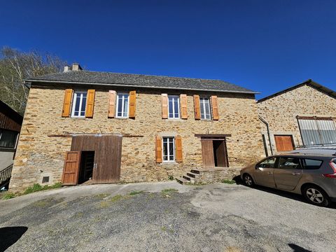 BARAQUEVILLE, close to the Rodez-Albi expressway, all amenities and a swimming lake, former hotel with a surface area of 350m² on its land of approximately 1500m² and its 2 garages! On the ground floor is the old boiler room and a storage area. The f...