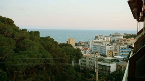 Apartment of 35m2, sea views for sale in the area of the Fishermen's quarter of Lloret de Mar, It consists of: living room, terrace of 6m2, American kitchen, 1 bedroom, 1 bathroom with shower, furnished, sunny facing Southwest, communal pool, quiet a...