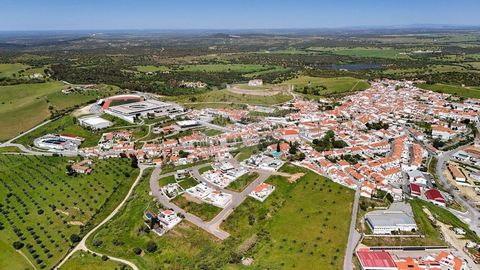 Description Come build the house you've always dreamed of in a prime location! Enjoy stunning views over the Alentejo landscape, just a 1-hour drive from Lisbon and 15 minutes from Évora; Arraiolos is a charming village and offers quality of life: na...