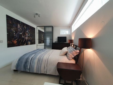 Top-renovierte Einliegerwohnung - 50 m² groß und sehr hell (Ost- und Südfenster) - Raumhöhe 2,40 m - helle Steinböden, Fußbodenheizung - Küche und Badezimmer in einem Raum (siehe Fotos): - vollkommen neue Küche mit 2 Herdplatten, Geschirrspülmaschine...