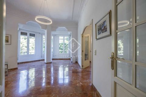 This apartment with abundant natural light, located in a modernist building with an lift, stands out for its period architectural elements, such as high ceilings with beautiful moldings and mobile carpentry, which are preserved in perfect condition. ...