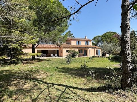 ROUSSILLON This contemporary house has been built in 1981 and restored and extended in 2023 its located 4 kilometers from the village of Roussillon and its ocher cliffs in a nice environment. Its living space is approximately 240 sqm. It includes on ...