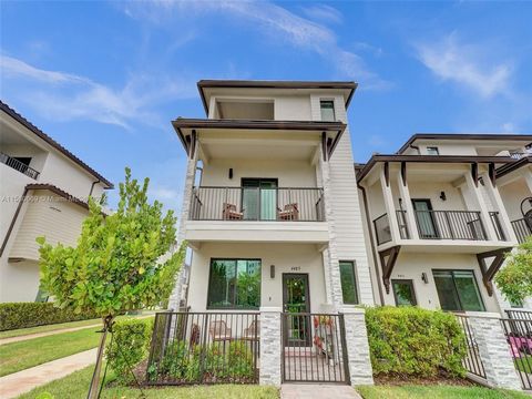 Don't wait any longer... excellent price!! Beautiful 3 story unit in Urbana in DOWNTOWN DORAL, 4 bedrooms, 2 full bathrooms and 2 1/2 bathrooms. Unit that perfectly combines elegance and functionality. The kitchen has stainless steel appliances. High...