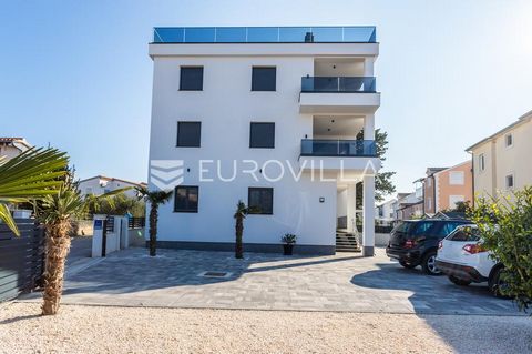 A beautiful house for sale in Srima, consisting of three floors, with separate apartments. Apartment S1 has a total area of 77 m2 and extends through the entire ground floor. It consists of two bedrooms, a bathroom, a kitchen with a connected dining ...