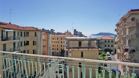 Bright apartment in a central position in Lerici, close to the sea and all services, with 3 bedrooms and balcony with sea view. The building has a comfortable entrance on the second floor with access from Via Generale Ferrari, taking a single flight ...